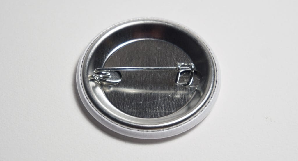 L'arrière d'un badge militant 38mm