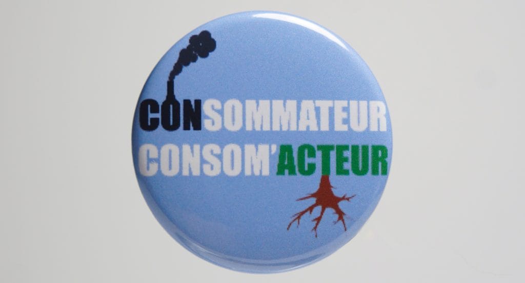 Un badge militant 38mm consommateur (avec une fumée noire polluante) et consom'acteur (avec des racines d'arbres)