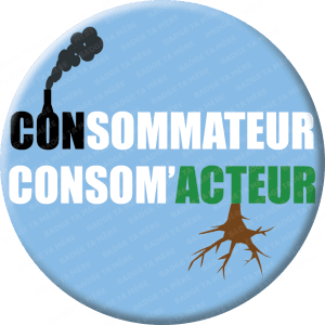 Une représentation d'un badge militant consommateur (avec de la fumée noire polluante) et consom'acteur (avec une racine d'arbre)