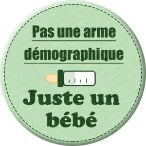 Représentation d'un badge "Pas une arme démographique, juste un bébé"