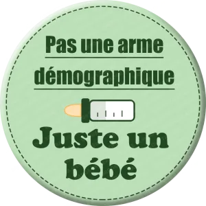 Représentation d'un badge "Pas une arme démographique, juste un bébé"